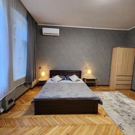 O.O.Apart.2 Apartment Chernivtsi Bagian luar foto