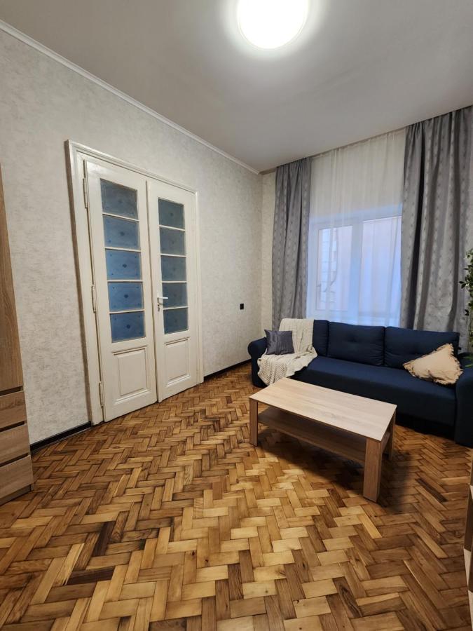 O.O.Apart.2 Apartment Chernivtsi Bagian luar foto